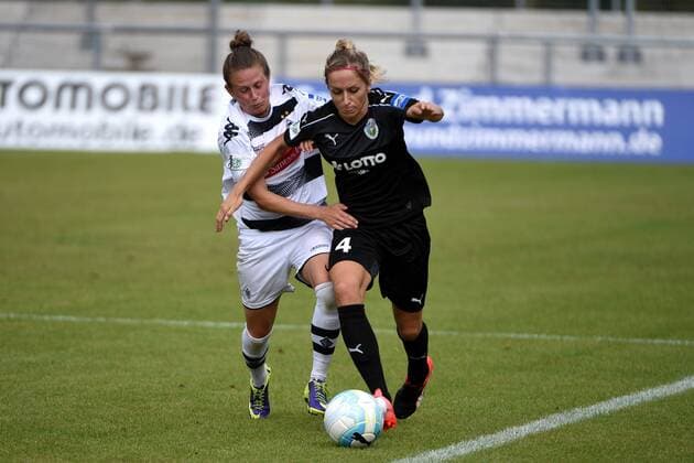 04.09.2016 Frankfurt am Main, Allianz Frauen-Bundesliga Saison 2016 2017 FFC Frankfurt - Borussia Mönchengladbach Kathrin Hendrich (FFC Frankfurt) gegen Mona Lohmann (Gladbach)