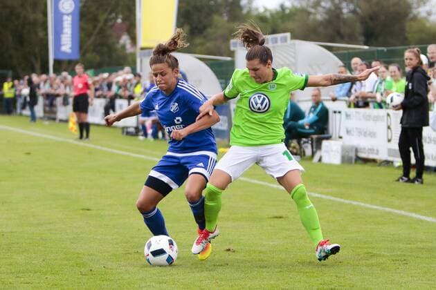 vl Laura Feiersinger (Sand, 27) gegen Ramona Bachmann (Wolfsburg, 19) Zweikampf, Duell, duell, tackle, Tackling, Aktion, action, Fußball,Allianz Frauen Bundesliga, SC Sand - VfL Wolfsburg, xtgx