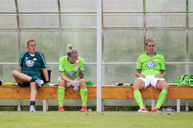 vl Co-Trainerin Britta Carlson (Wolfsburg), Anja Mittag (Wolfsburg, 41), Lena Goeßling (Goessling, Wolfsburg, 28) enttäuscht, frustriert, niedergeschlagen Enttäuschung, Frust, disappointed, Fußball,Allianz Frauen Bundesliga, SC Sand - VfL Wolfsburg, xtgx