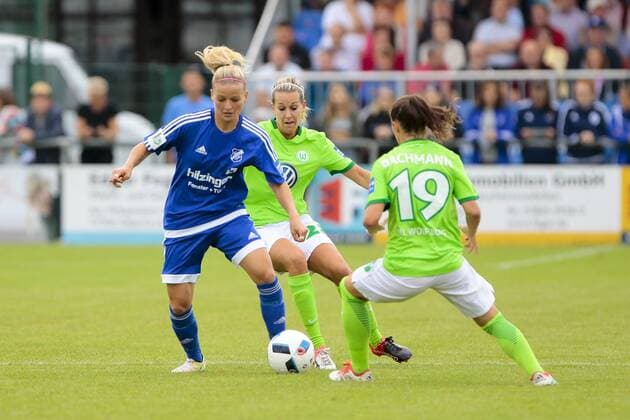 vl Isabelle Meyer (Sand, 23), Lena Goeßling (Goessling, Wolfsburg, 28), Ramona Bachmann (Wolfsburg, 19) Zweikampf, Duell, duell, tackle, Tackling, Aktion, action, Fußball,Allianz Frauen Bundesliga, SC Sand - VfL Wolfsburg, xtgx