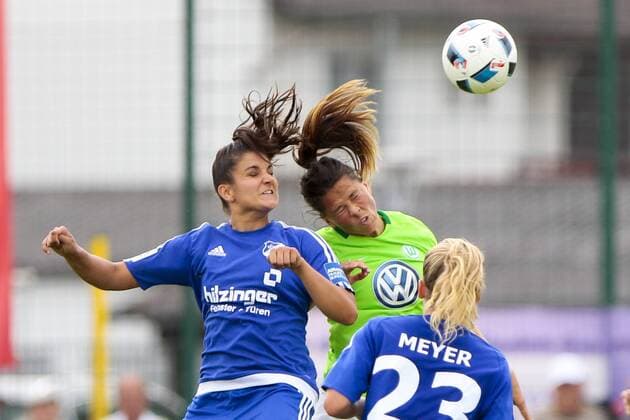 vl Ex-Wolfsburgerin Jovana Damnjanovic (Sand, 14) gegen Sara Björk Gunnarsdottir (Wolfsburg, 7) Zweikampf, Duell, duell, tackle, Tackling, Aktion, action, Fußball,Allianz Frauen Bundesliga, SC Sand - VfL Wolfsburg, xtgx