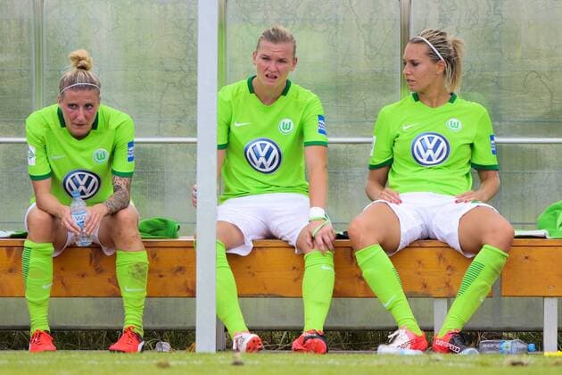 vl Olympiasiegerinnen Anja Mittag (Wolfsburg, 41), Alexandra Popp (Alex Popp, Wolfsburg, 11), Lena Goeßling (Goessling, Wolfsburg, 28) enttäuscht, frustriert, niedergeschlagen Enttäuschung, Frust, disappointed, Fußball,Allianz Frauen Bundesliga, SC Sand - VfL Wolfsburg, xtgx