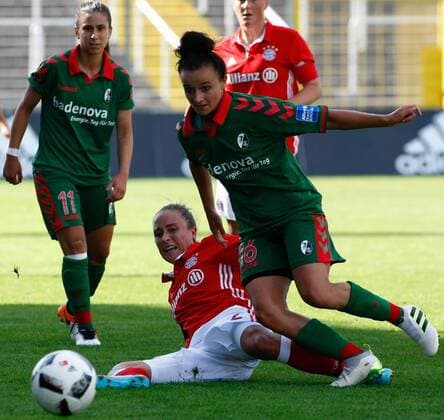DEU, FFB, Allianz-Bundesliga, FC Bayern Muenchen vs. SC Freiburg 03.09.2016, Gruenwalder Stadion, Muenchen, DEU, FFB, Allianz-Bundesliga, FC Bayern Muenchen vs. SC Freiburg, im Bild Hasret Kayikci (SC Freiburg, 11) und Melanie Behringer (FC Bayern Muenchen, 7) beobachten im Hintergrund den Zweikampf zwischen Gina Lewandowski (FC Bayern Muenchen, 2)(am Boden) und Lina Magull (SC Freiburg, 16) nordphotoxRMG