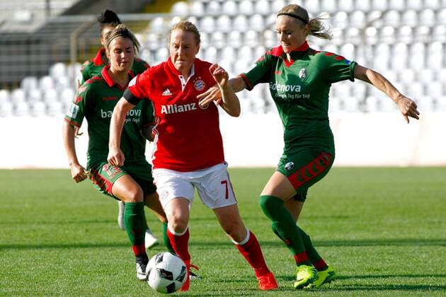 DEU, FFB, Allianz-Bundesliga, FC Bayern Muenchen vs. SC Freiburg 03.09.2016, Gruenwalder Stadion, Muenchen, DEU, FFB, Allianz-Bundesliga, FC Bayern Muenchen vs. SC Freiburg, im Bild Sandra Starke (SC Freiburg, 13), Melanie Behringer (FC Bayern Muenchen, 7) und Sarah Puntigam (SC Freiburg, 18) im Dreikampf nordphotoxRMG
