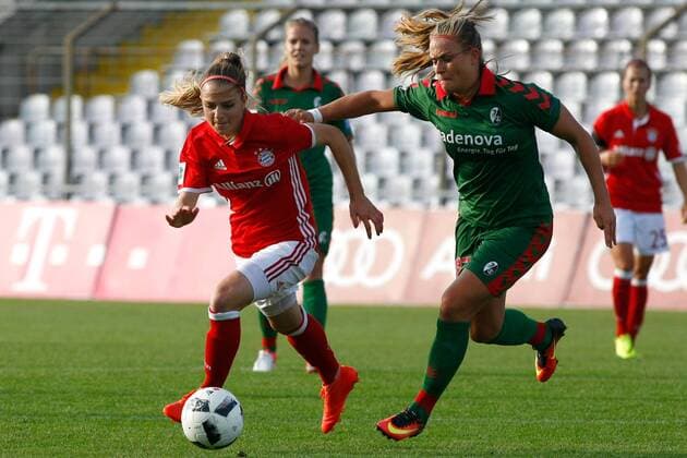 DEU, FFB, Allianz-Bundesliga, FC Bayern Muenchen vs. SC Freiburg 03.09.2016, Gruenwalder Stadion, Muenchen, DEU, FFB, Allianz-Bundesliga, FC Bayern Muenchen vs. SC Freiburg, im Bild Laufduell zwischen Melike Pekel (FC Bayern Muenchen, 9) und Clara Schoene (Sch?ne) (SC Freiburg, 27) nordphotoxRMG