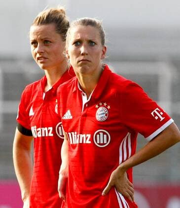 DEU, FFB, Allianz-Bundesliga, FC Bayern Muenchen vs. SC Freiburg 03.09.2016, Gruenwalder Stadion, Muenchen, DEU, FFB, Allianz-Bundesliga, FC Bayern Muenchen vs. SC Freiburg, im Bild ratlose Gesichter bei Nora Holstad (FC Bayern Muenchen, 15) und Verena Fai?t (Faisst) (FC Bayern Muenchen, 22) nordphotoxRMG