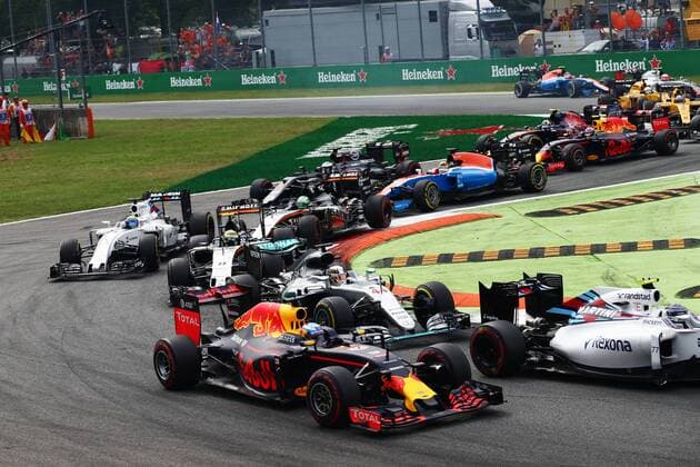 FORMULA 1 - Italian GP MONZA,ITALY,04.SEP.16 - MOTORSPORTS, FORMULA 1 - Grand Prix of Italy, Autodromo Nazionale. Image shows Daniel Ricciardo (AUS Red Bull Racing) and Lewis Hamilton (GBR Mercedes GP). Keywords: start. GEPAxpictures xXPBxImages