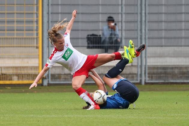 v.li.: Tabea Kemme (Potsdam, 21), Christine Schneider (TSG, 8), Zweikampf, Duell, duel, tackle, tackling, Dynamik, Action, Aktion, Fussball, Allianz Frauen-Bundesliga, TSG 1899 Hoffenheim - 1. FFC Turbine Potsdam, xozx