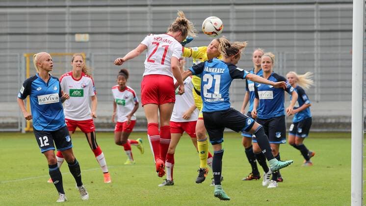 v.li.: Tabea Kemme (Potsdam, 21) köpft das Tor zum 0:1, Martina Tufekovic (Torwart, TSG, 1) greift am Ball vorbei, Treffer, Torerfolg, Fussball, Allianz Frauen-Bundesliga, TSG 1899 Hoffenheim - 1. FFC Turbine Potsdam, xozx