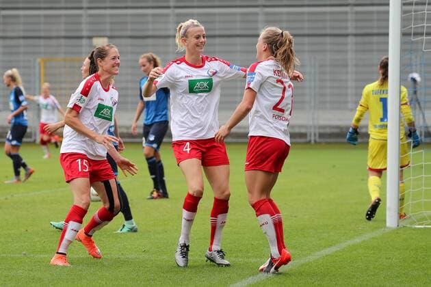 v.li.: Inka Wesely (Potsdam, 15) und Johanna Elsig (Potsdam, 4) jubeln mit Torschützin Tabea Kemme (Potsdam, 21) über das 0:1, jubeln über das Tor zum 0:1, Jubel, Torjubel, Torerfolg, celebrate the goal, goal, celebration, Jubel ueber das Tor, optimistisch, Action, Aktion, Fussball, Allianz Frauen-Bundesliga, TSG 1899 Hoffenheim - 1. FFC Turbine Potsdam, xozx