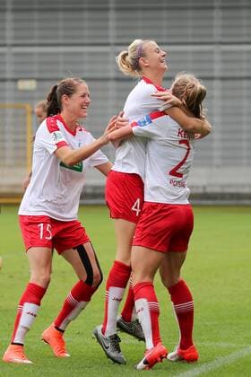 v.li.: Inka Wesely (Potsdam, 15) und Johanna Elsig (Potsdam, 4) jubeln mit Torschützin Tabea Kemme (Potsdam, 21) über das 0:1, jubeln über das Tor zum 0:1, Jubel, Torjubel, Torerfolg, celebrate the goal, goal, celebration, Jubel ueber das Tor, optimistisch, Action, Aktion, Fussball, Allianz Frauen-Bundesliga, TSG 1899 Hoffenheim - 1. FFC Turbine Potsdam, xozx