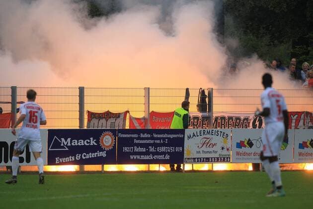 Themen der Woche - Sport Bilder des Tages - SPORT Schönberg, 04. September 2016 Fußball, Saison 2016 2017, Regionalliga Nordost, 3. Spieltag, FC Schönberg 95 - FC Energie Cottbus: Pyrotechnik im Block der Cottbuser Fans