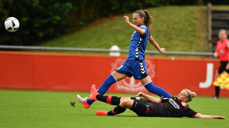 v.li.: Lucie Vonkova (FF USV Jena) (11) von Melissa Friedrich (Bayer 04 Leverkusen) (3) gestoppt, Zweikampf, Duell, duel, tackle, tackling, Dynamik, Action, Aktion Köln, Deutschland, 04.09.2016 - Fussball, Allianz Frauen-Bundesliga, Bayer 04 Leverkusen - FF USV Jena 04.09.2016, Fussball, Allianz Frauen-Bundesliga, Bayer 04 Leverkusen - FF USV Jena 04.09.2016, xmkx