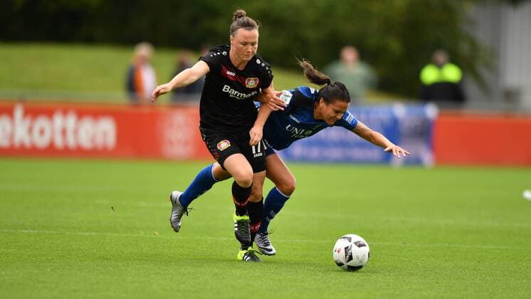 v.li.: Zweikampf Marina Hegering (Bayer 04 Leverkusen) (17) und Amber Hearn (FF USV Jena) (10) Köln, Deutschland, 04.09.2016 - Fussball, Allianz Frauen-Bundesliga, Bayer 04 Leverkusen - FF USV Jena 04.09.2016, Fussball, Allianz Frauen-Bundesliga, Bayer 04 Leverkusen - FF USV Jena 04.09.2016, xmkx