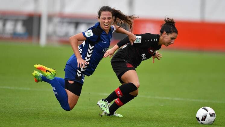 v.li.: Julia Arnold (FF USV Jena) (31) wird von Jessica Wich (Bayer 04 Leverkusen) (7) gestoppt, Zweikampf, Duell, duel, tackle, tackling, Dynamik, Action, Aktion Köln, Deutschland, 04.09.2016 - Fussball, Allianz Frauen-Bundesliga, Bayer 04 Leverkusen - FF USV Jena 04.09.2016, Fussball, Allianz Frauen-Bundesliga, Bayer 04 Leverkusen - FF USV Jena 04.09.2016, xmkx
