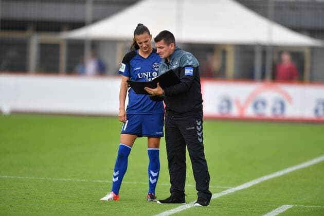 Lucie Vonkova (FF USV Jena) (11) erhält Anweisungen von Christian Franz-Pohlmann (FF USV Jena) (Trainer) Köln, Deutschland, 04.09.2016 - Fussball, Allianz Frauen-Bundesliga, Bayer 04 Leverkusen - FF USV Jena 04.09.2016, Fussball, Allianz Frauen-Bundesliga, Bayer 04 Leverkusen - FF USV Jena 04.09.2016, xmkx