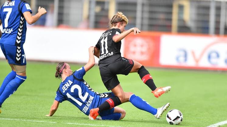 v.li.: Jana Sedlakova (FF USV Jena) (12) vor Nina Ehegötz (Bayer 04 Leverkusen) (11), Zweikampf, Duell, duel, tackle, tackling, Dynamik, Action, Aktion Köln, Deutschland, 04.09.2016 - Fussball, Allianz Frauen-Bundesliga, Bayer 04 Leverkusen - FF USV Jena 04.09.2016, Fussball, Allianz Frauen-Bundesliga, Bayer 04 Leverkusen - FF USV Jena 04.09.2016, xmkx