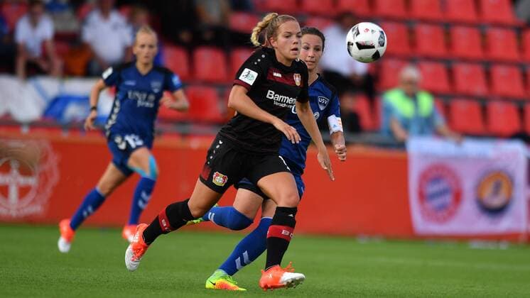v.li.: Nina Ehegötz (Bayer 04 Leverkusen) (11) vor Julia Arnold (FF USV Jena) (31) Köln, Deutschland, 04.09.2016 - Fussball, Allianz Frauen-Bundesliga, Bayer 04 Leverkusen - FF USV Jena 04.09.2016, Fussball, Allianz Frauen-Bundesliga, Bayer 04 Leverkusen - FF USV Jena 04.09.2016, xmkx