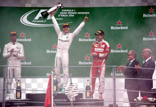 Bilder des Tages - SPORT IPP20160904 Motorsports: FIA Formula One World Championship WM Weltmeisterschaft 2016, Grand Prix of Italy, Podio: 1 Nico Rosberg; 2 Lewis Hamilton; 3 Sebastian Vettel -  xHOCHxZWEIx xItalyxPhotoxPressx