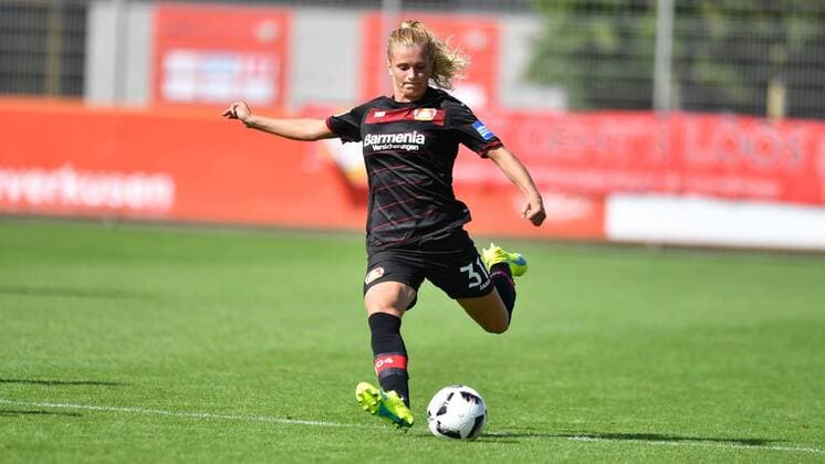 Rachel Rinast (Bayer 04 Leverkusen) (31) Flanke, Freisteller, Ganzkörper, Einzelbild, Aktion, Action Köln, Deutschland, 04.09.2016 - Fussball, Allianz Frauen-Bundesliga, Bayer 04 Leverkusen - FF USV Jena 04.09.2016, Fussball, Allianz Frauen-Bundesliga, Bayer 04 Leverkusen - FF USV Jena 04.09.2016, xmkx