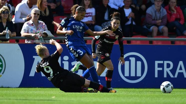 v.li.: Zweikampf Merle Barth (Bayer 04 Leverkusen) (9) Rachel Melhado (FF USV Jena) (3) im Hintergrund Jessica Wich (Bayer 04 Leverkusen) (7) Köln, Deutschland, 04.09.2016 - Fussball, Allianz Frauen-Bundesliga, Bayer 04 Leverkusen - FF USV Jena 04.09.2016, Fussball, Allianz Frauen-Bundesliga, Bayer 04 Leverkusen - FF USV Jena 04.09.2016, xmkx