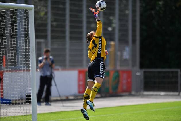 Kathrin Längert ( Kathrin Laengert)(FF USV Jena) (24) im Flug Köln, Deutschland, 04.09.2016 - Fussball, Allianz Frauen-Bundesliga, Bayer 04 Leverkusen - FF USV Jena 04.09.2016, Fussball, Allianz Frauen-Bundesliga, Bayer 04 Leverkusen - FF USV Jena 04.09.2016, xmkx
