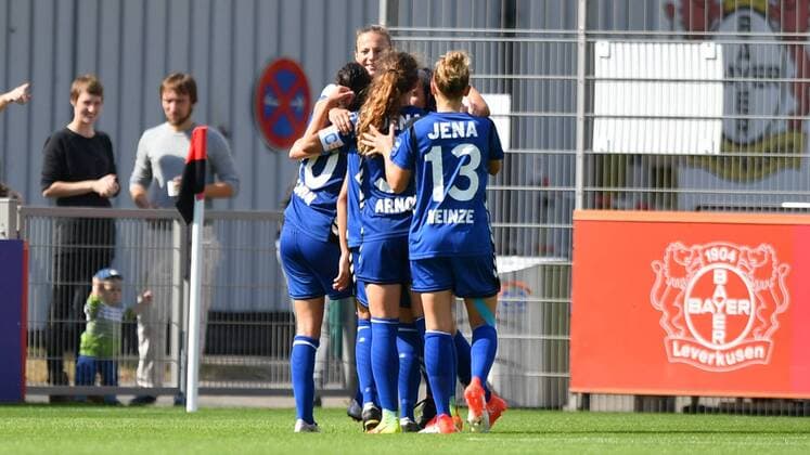 FF USV Jena bejubelt das 0:2 in Leverkusen Amber Hearn (FF USV Jena) (10) - Torschützin Lucie Vonkova (FF USV Jena) (11) Julia Arnold (FF USV Jena) (31) und Karoline Heinze (FF USV Jena) (13) Köln, Deutschland, 04.09.2016 - Fussball, Allianz Frauen-Bundesliga, Bayer 04 Leverkusen - FF USV Jena 04.09.2016, Fussball, Allianz Frauen-Bundesliga, Bayer 04 Leverkusen - FF USV Jena 04.09.2016, xmkx