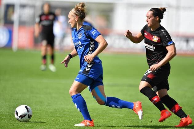 v.li.: Karoline Heinze (FF USV Jena) (13) vor Lisa Schwab (Bayer 04 Leverkusen) (19) Köln, Deutschland, 04.09.2016 - Fussball, Allianz Frauen-Bundesliga, Bayer 04 Leverkusen - FF USV Jena 04.09.2016, Fussball, Allianz Frauen-Bundesliga, Bayer 04 Leverkusen - FF USV Jena 04.09.2016, xmkx