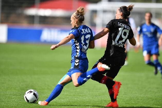 v.li.: Karoline Heinze (FF USV Jena) (13) vor Lisa Schwab (Bayer 04 Leverkusen) (19) Köln, Deutschland, 04.09.2016 - Fussball, Allianz Frauen-Bundesliga, Bayer 04 Leverkusen - FF USV Jena 04.09.2016, Fussball, Allianz Frauen-Bundesliga, Bayer 04 Leverkusen - FF USV Jena 04.09.2016, xmkx