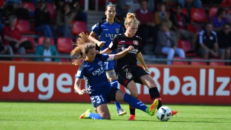 Zweikampf Julia Arnold (FF USV Jena) (31) Rebecca Knaak (Bayer 04 Leverkusen) (15) Ivana Rudelic (FF USV Jena) (7) schaut zu Köln, Deutschland, 04.09.2016 - Fussball, Allianz Frauen-Bundesliga, Bayer 04 Leverkusen - FF USV Jena 04.09.2016, Fussball, Allianz Frauen-Bundesliga, Bayer 04 Leverkusen - FF USV Jena 04.09.2016, xmkx