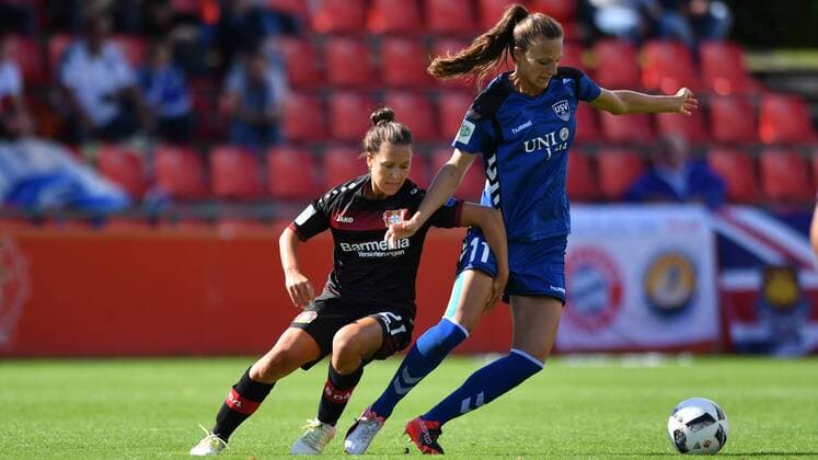 v.li.: Zweikampf Francesca Weber (Bayer 04 Leverkusen) (21) Lucie Vonkova (FF USV Jena) (11) Köln, Deutschland, 04.09.2016 - Fussball, Allianz Frauen-Bundesliga, Bayer 04 Leverkusen - FF USV Jena 04.09.2016, Fussball, Allianz Frauen-Bundesliga, Bayer 04 Leverkusen - FF USV Jena 04.09.2016, xmkx