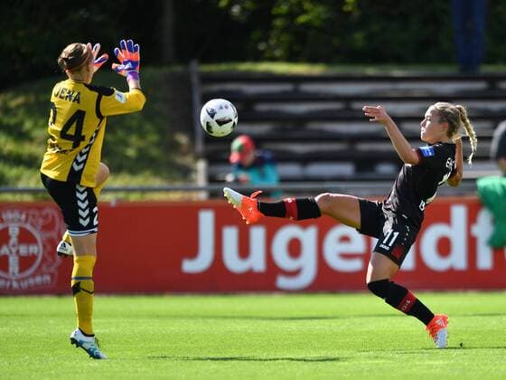 Nina Ehegötz (Bayer 04 Leverkusen) (11) Torschuss - Parade Kathrin Längert ( Kathrin Laengert)(FF USV Jena) (24) Köln, Deutschland, 04.09.2016 - Fussball, Allianz Frauen-Bundesliga, Bayer 04 Leverkusen - FF USV Jena 04.09.2016, Fussball, Allianz Frauen-Bundesliga, Bayer 04 Leverkusen - FF USV Jena 04.09.2016, xmkx