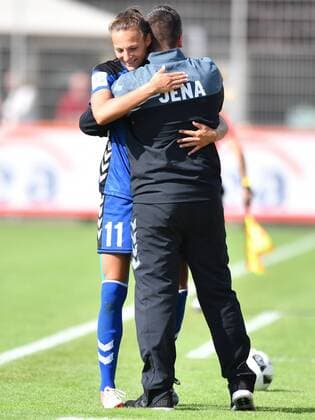 v.li.: Lucie Vonkova (FF USV Jena) (11) wird nach Auswechslung von Christian Franz-Pohlmann (FF USV Jena) (Trainer) beglückwünscht Köln, Deutschland, 04.09.2016 - Fussball, Allianz Frauen-Bundesliga, Bayer 04 Leverkusen - FF USV Jena 04.09.2016, Fussball, Allianz Frauen-Bundesliga, Bayer 04 Leverkusen - FF USV Jena 04.09.2016, xmkx