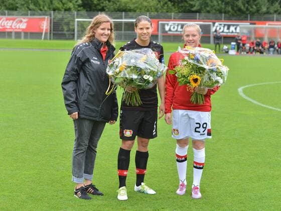 Bayer 04 Leverkusen Linda Peckhaus von Bayer 04 Leverkusen ehrt Olympiasiegerin Annike Krahn (Bayer 04 Leverkusen, Mitte) (5) und U17 U 17 Europameisterin Leonie Doege (Bayer 04 Leverkusen, rechts) (29) Köln, Deutschland, 04.09.2016 - Fussball, Allianz Frauen-Bundesliga, Bayer 04 Leverkusen - FF USV Jena 04.09.2016, Fussball, Allianz Frauen-Bundesliga, Bayer 04 Leverkusen - FF USV Jena 04.09.2016, xmkx