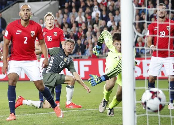 Themen der Woche - Sport Bilder des Tages - SPORT Thomas MUELLER, DFB 13 Torschuss, schiesst das Tor zum 0-1 NORWEGEN - DEUTSCHLAND Deutsche Fussball Nationalmannschaft DFB, WM Qualifikation am 04.09.2016 in Oslo, Norwegen WM-Quali, Quali,