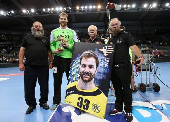 Stuttgart Handball TVB 1898 Stuttgart vs. THW Kiel, Andreas Wolff (Kiel, 2.v.l.) wird als Bartträger des Jahres 2016 geehrt, rechts Bartweltmeister Jürgen Burkhardt