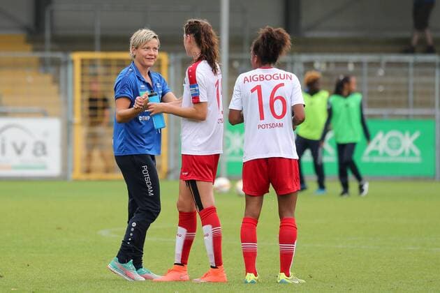 v.li.: Jennifer Zietz (Jenni Zietz, Co-Trainerin, Potsdam) freut sich mit Inka Wesely (Potsdam, 15) und Eseosa Aigbogun (Potsdam, 16) über den Auswärtssieg, Freude, freundlich, fröhlich, strahlend, optimistisch, Jubel, Sieger, Sieg, Fussball, Allianz Frauen-Bundesliga, TSG 1899 Hoffenheim - 1. FFC Turbine Potsdam, xozx