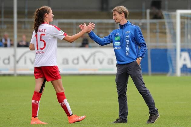 v.li.: Inka Wesely (Potsdam, 15) freut sich mit Matthias Rudolph (Trainer, Potsdam) über den Sieg, Auswärtssieg, Jubel, Sieger, Gewinner, Freude, freundlich, fröhlich, strahlend, optimistisch, Fussball, Allianz Frauen-Bundesliga, TSG 1899 Hoffenheim - 1. FFC Turbine Potsdam, xozx