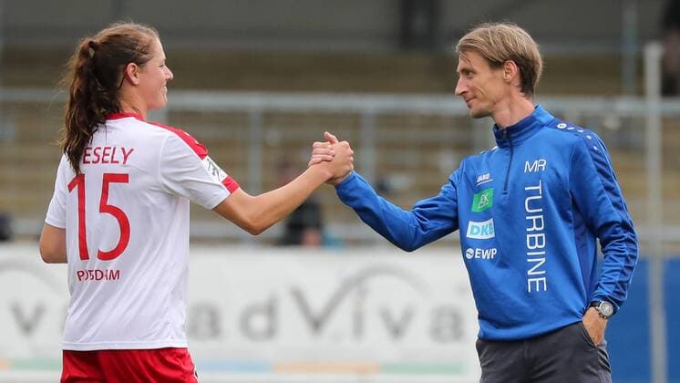 v.li.: Inka Wesely (Potsdam, 15) freut sich mit Matthias Rudolph (Trainer, Potsdam) über den Sieg, Auswärtssieg, Jubel, Sieger, Gewinner, Freude, freundlich, fröhlich, strahlend, optimistisch, Fussball, Allianz Frauen-Bundesliga, TSG 1899 Hoffenheim - 1. FFC Turbine Potsdam, xozx