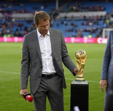 04.09.2016, Fussball WM-Qualifikationsspiel, Norwegen - Deutschland, im Ulleval-Stadion, Oslo. RTL-TV-Kommentator Jens Lehmann mit dem WM-Pokal. 