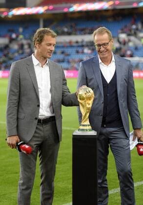 04.09.2016, Fussball WM-Qualifikationsspiel, Norwegen - Deutschland, im Ulleval-Stadion, Oslo. RTL-TV-Kommentator Jens Lehmann (li) mit dem WM-Pokal. 