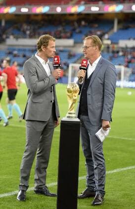 04.09.2016, Fussball WM-Qualifikationsspiel, Norwegen - Deutschland, im Ulleval-Stadion, Oslo. RTL-TV-Kommentator Jens Lehmann (li) am Mikrofon, vor ihm steh der WM-Pokal. 