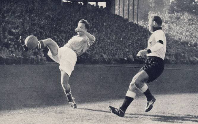 Werner Otto (S, li.), Karl Mai (D) Deutschland - Saarland 3:0 in Stuttgart