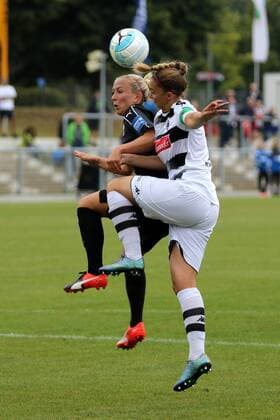 04.09.2016 Frankfurt am Main, Allianz Frauen-Bundesliga Saison 2016 2017 FFC Frankfurt - Borussia Mönchengladbach Mandy Islacker , (FFC Frankfurt), gegen Sandra Starmann (Gladbach)