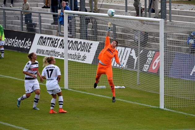 04.09.2016 Frankfurt am Main, Allianz Frauen-Bundesliga Saison 2016 2017 FFC Frankfurt - Borussia Mönchengladbach Torwart Jasmin Harmann (Gladbach) kann hier retten