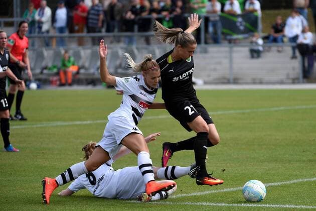 04.09.2016 Frankfurt am Main, Allianz Frauen-Bundesliga Saison 2016 2017 FFC Frankfurt - Borussia Mönchengladbach Ana-Maria Crnogorcevic (FFC Frankfurt), gegen Nadja Pfeiffer und Vanessa Wahlen (Gladbach)