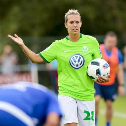 Lena Goeßling (Goessling, Wolfsburg, 28) Porträt, Portrait, Einzelbild Reklamiert, beschwert sich, beschweren, meckern, schimpfen, protestieren, Aktion, action, Fußball,Allianz Frauen Bundesliga, SC Sand - VfL Wolfsburg, xtgx