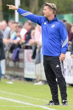 Colin Bell (Trainer Sand) gibt Anweisungen, gestikuliert, mit den Armen gestikulieren, gives instructions, gesticulate Freisteller, Einzelbild, Aktion, action, Fußball,Allianz Frauen Bundesliga, SC Sand - VfL Wolfsburg, xtgx