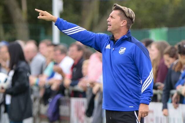 Colin Bell (Trainer Sand) Porträt, Portrait, Einzelbild gibt Anweisungen, gestikuliert, mit den Armen gestikulieren, gives instructions, gesticulate, Fußball,Allianz Frauen Bundesliga, SC Sand - VfL Wolfsburg, xtgx