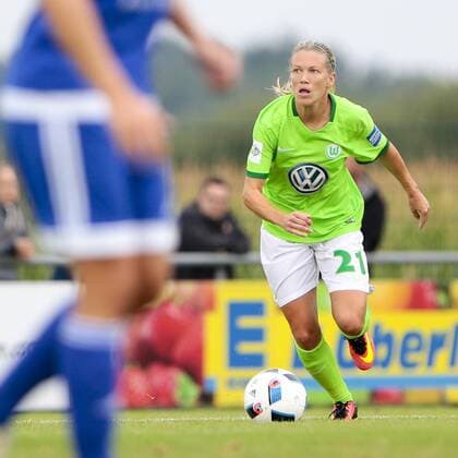 Lara Dickenmann (Wolfsburg, 21) am Ball, Fußball,Allianz Frauen Bundesliga, SC Sand - VfL Wolfsburg, xtgx